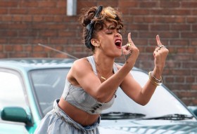 Rihanna Angry Middle Finger #Weedist | source: