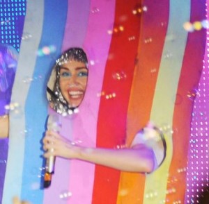 Miley Cyrus Smokes Weed on Stage During Miami Performance, Source: http://www.eventinglb.com/uploads/articles/mimi5.jpg