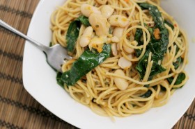 Great Edibles Recipes: Garlic Linguine with Kale and White Beans