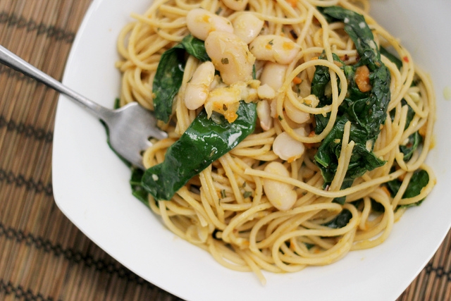 Great Edibles Recipes: Garlic Linguine with Kale and White Beans, Source: http://farm9.staticflickr.com/8538/8630146072_11a2d33b47_z.jpg