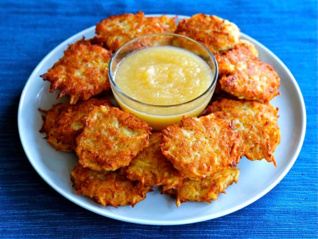 Great Edibles Recipes: Pot-Potato Latkes, Source: http://toriavey.com/images/2010/12/Classic-Latkes-Applesauce-2.jpg