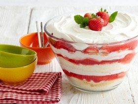 Great Edibles Recipes: Strawberry Sativa Trifle Cake