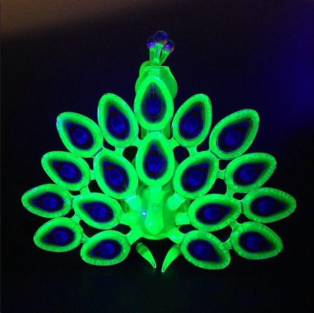 Piece of the Week | Black-Light Reactive Peacock Rig - Weedist